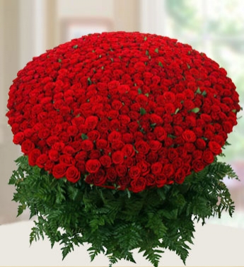 700 Red roses arrangement in a basket Extravagent Affair 700