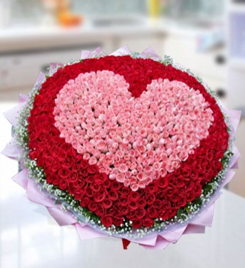 999 Red and Pink roses in a basket (Arrangement) Unbeatable Roses